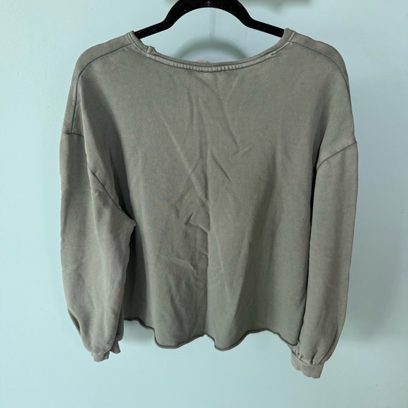 Universal Thread Womens Olive Crew Neck Sweatshirt Size Small Raw Hem - Picture 7 of 8
